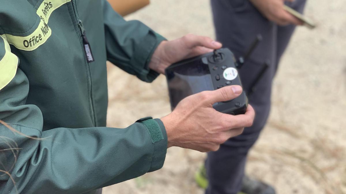 Démonstration de drone par un pilote de l'Office National des Forêts.