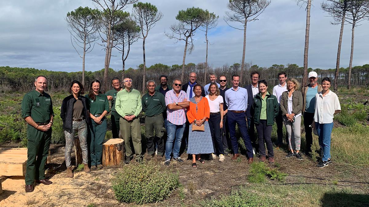 Les mécènes du projet, les équipes de l'ONF et celle du fonds de dotation ONF-Agir pour la forêt sur le site en cours de régénération